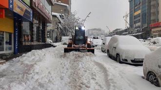 Kar kalınlığı 60 santimetre olan Muş'ta 350 köy yolu kapandı