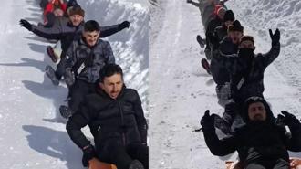 Kamyonete bağlanan ipe tutturulan şambrellerin üzerine oturup kaydılar