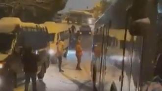 Eyüpsultan'da yokuştan inen İETT otobüsü kar nedeniyle kaydı
