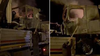 TIR'ın dorsesindeki yanan hurdayı kürekle kar atarak söndürdüler