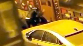 Avcılar'da tartıştığı kadını sokak ortasında tekme tokat darbetti