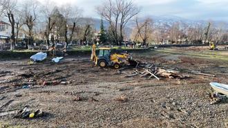 Sapanca Gölü kıyısındaki kaçak yapılar yıkılıyor