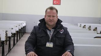 Görevli olduğu üniversitede öğrencilerden etkilenip, çocukluk hayali gazetecilik okuyor