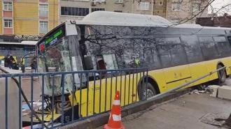 Esenler'de İETT otobüsü otoparktaki araçlara çarptı