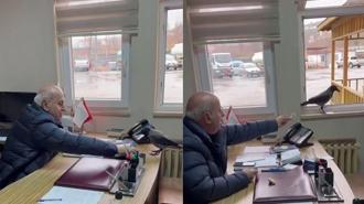 Belediye başkanı, odasına giren kargayı besledi