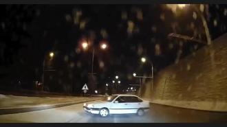 Buzlanan yolda sürücüsünün makas attığı otomobil, refüje çarptı