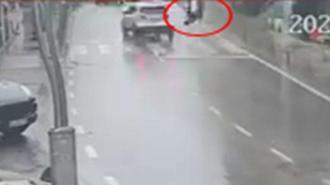 Yaya geçidinde otomobilin çarptığı kadın ağır yaralandı; kaza anı kamerada