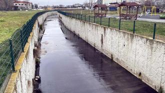 Tekirdağ’da Karaağaç Deresi siyah renkte akmaya başladı