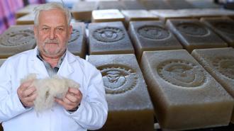 Koyun yününden elde ettiği keratinle sabun üretti