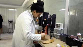 Sena, engelli komşusundan etkilenip okuduğu bölümden mezun olunca ortez-protez merkezi açtı