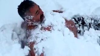 Beypazarı’nda bir kişi arazide üstünü çıkarıp kar banyosu yaptı