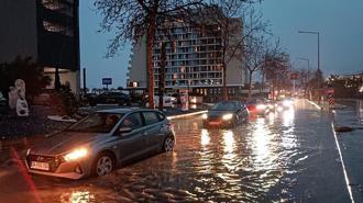 İzmir'de sağanak etkili oldu