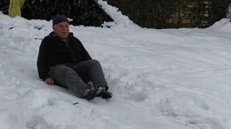 Köylülerin kar keyfi; naylon poşet ve tepsilerle kaydılar