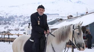 96 yaşındaki Kore gazisi, ata biniyor