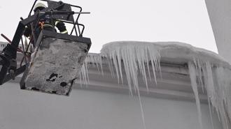 Erzurum’da dev buz sarkıtları itfaiye ekibi tarafından kırıldı