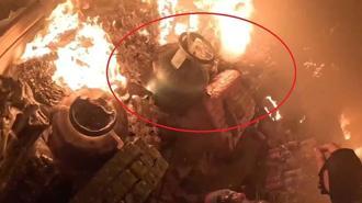 İtfaiye eri, alevlerin arasındaki tüpü çıkardı; o anlar kamerada