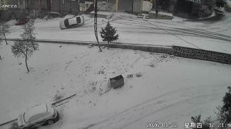 Otomobilin duvara çarpıp devrildiği kaza kamerada