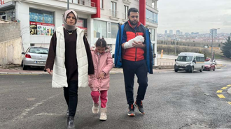 Köpeklerin saldırısından kaçarken düştü, kolu kırıldı