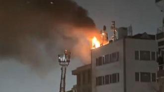 Kağıthane'de 4 katlı binanın çatısı alev alev yandı