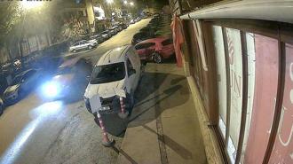 Alkollü sürücünün kullandığı otomobil park halindeki araçlara çarptı; o anlar kamerada