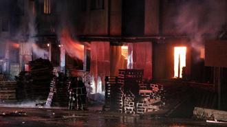 Adana'da parke ve panel üretilen fabrikada yangın