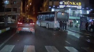 Otobüsün arkasına asılan çocukların tehlikeli yolculuğu kamerada
