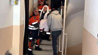 Avcılar'da ameliyat olan kadın itfaiye yardımıyla hastaneye götürüldü