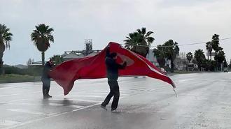 Kara yoluna düşen Türk bayrağını katlayıp, kaldırdılar