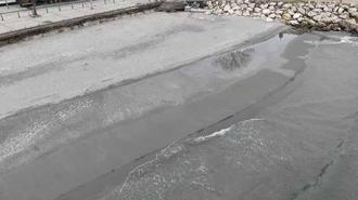 Silivri ve Avcılar'da deniz metrelerce çekildi