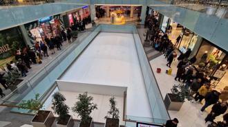 Mağaza açılışında indirimden yararlanmak isteyenler uzun kuyruklar oluşturdu