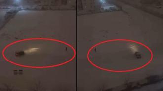 Karlı arazide otomobili ile drift yapan sürücü kamerada