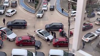 Düğün konvoyundaki araçların arasına girmek isteyen sürücünün otomobilini yumrukladılar