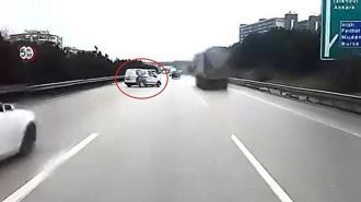 Kontrolünü kaybettiği aracıyla TIR’a çarpmaktan son anda kurtuldu