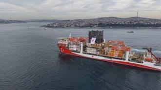 'Yıldırım' derin deniz sondaj gemisi İstanbul Boğazı'ndan geçti