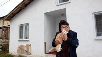 Yanan evinin önünde kedisine sarıldığı fotoğrafla tanınan Ali Meşe 93 yaşında öldü