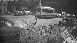 Başakşehir’de park halindeki cipe levye ile saldırdı, telefonla kaydetti