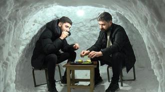 Kardan mekanda çay ve çiğ köfte keyfi