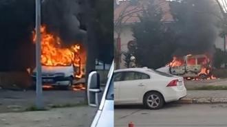 Beylikdüzü'nde park halindeki hafif ticari araç alev alev yandı