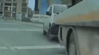 Bağcılar'da çekici park halindeki TIR'a çarptı: 2 yaralı