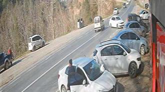 Hafif ticari aracın şarampole devrildiği kaza kamerada