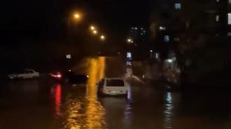 Adana’da sağanak; otomobiller sular altında kaldı