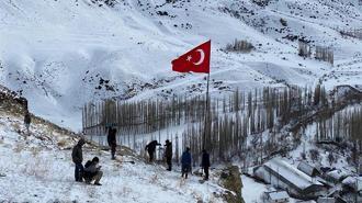 Türk bayrağını mahallenin en yüksek yerinde dalgalandırdılar