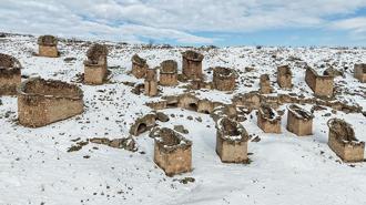 Yıkılmak üzere olan tarihi güvercinliklerde, yemleme kültürü sürüyor