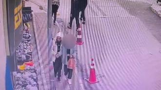 Fatih'te çaldıkları cep telefonunu polisi görünce attılar; kaçarken yakalandılar