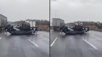 Çekmeköy'de kamyonetin çektiği tekne yola düştü