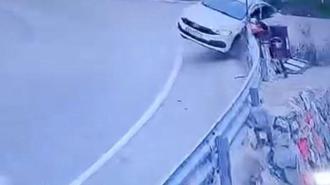 Virajlı yolda otomobilin bariyerlere çarptığı kaza kamerada