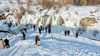 Donan Muradiye Şelalesi’ne ziyaretçi ilgisi