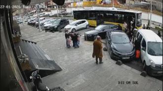 Esenler'de İETT otobüsünün park halindeki araçlara çarptığı kaza kamerada