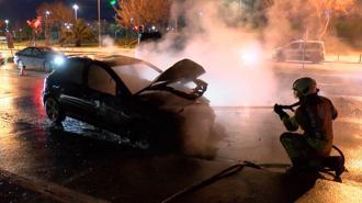 Maltepe'de seyir halindeki otomobil alev alev yandı