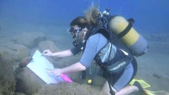 Emekli hemşire, 8 yıldır su altında resim yapıyor